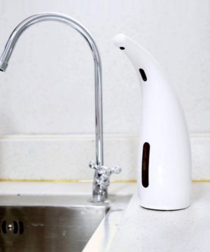 Inteligentný automatický dávkovač gélu a mydla na ruky v bielej farbe