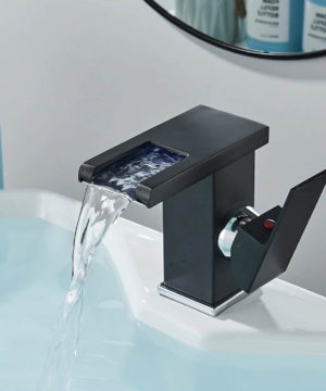 Moderná čierna batéria s LED podsvieteným vodopádom vody